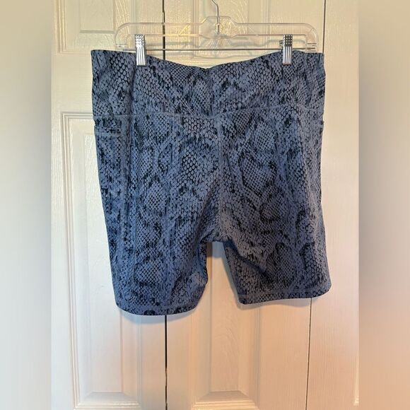 Athletic Works Blue Snake Print Biker Shorts - Picture 3 of 3